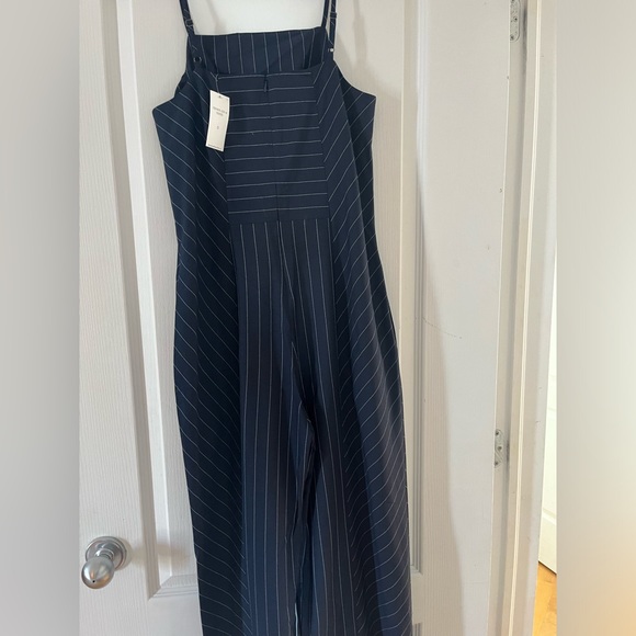 Banana republic navy jumpsuit. - Picture 4 of 4